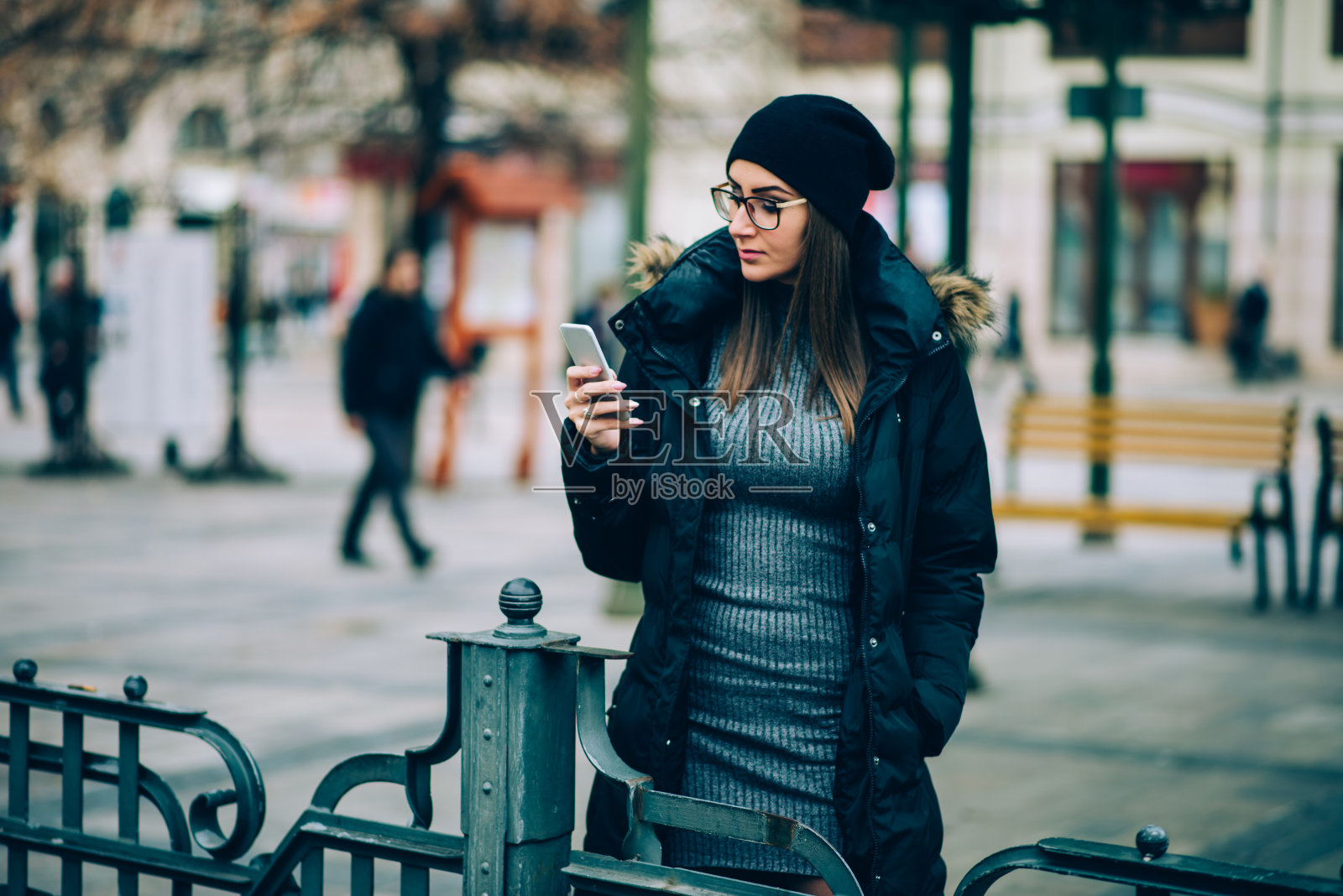 年轻女子在电话里发短信照片摄影图片