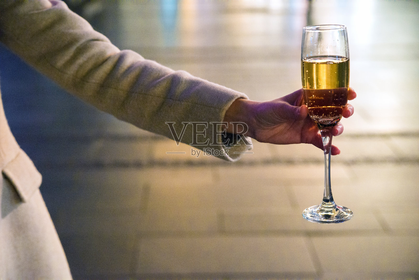 一杯香槟，晚上在街上烤面包照片摄影图片