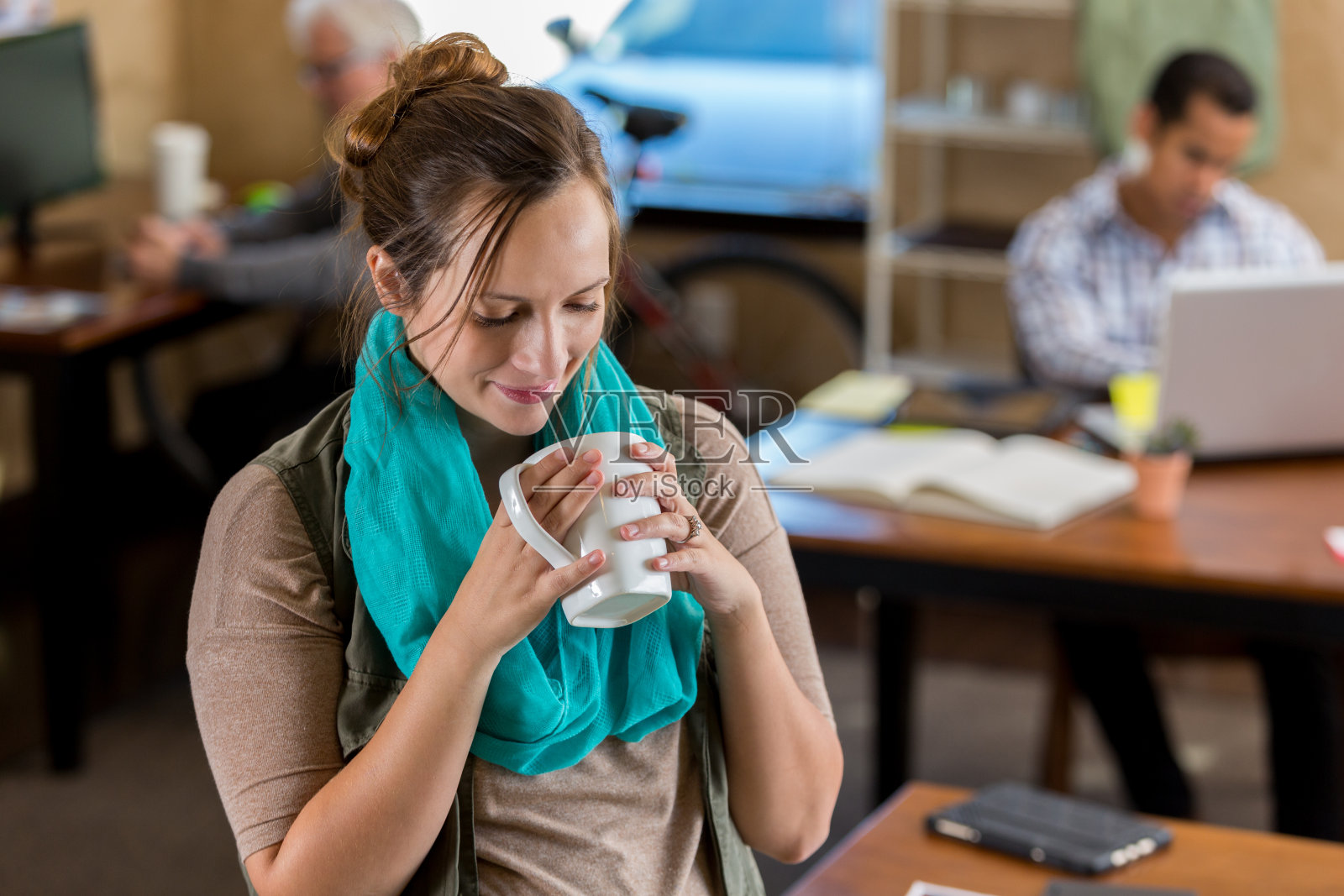 漂亮孕妇在办公室喝咖啡照片摄影图片