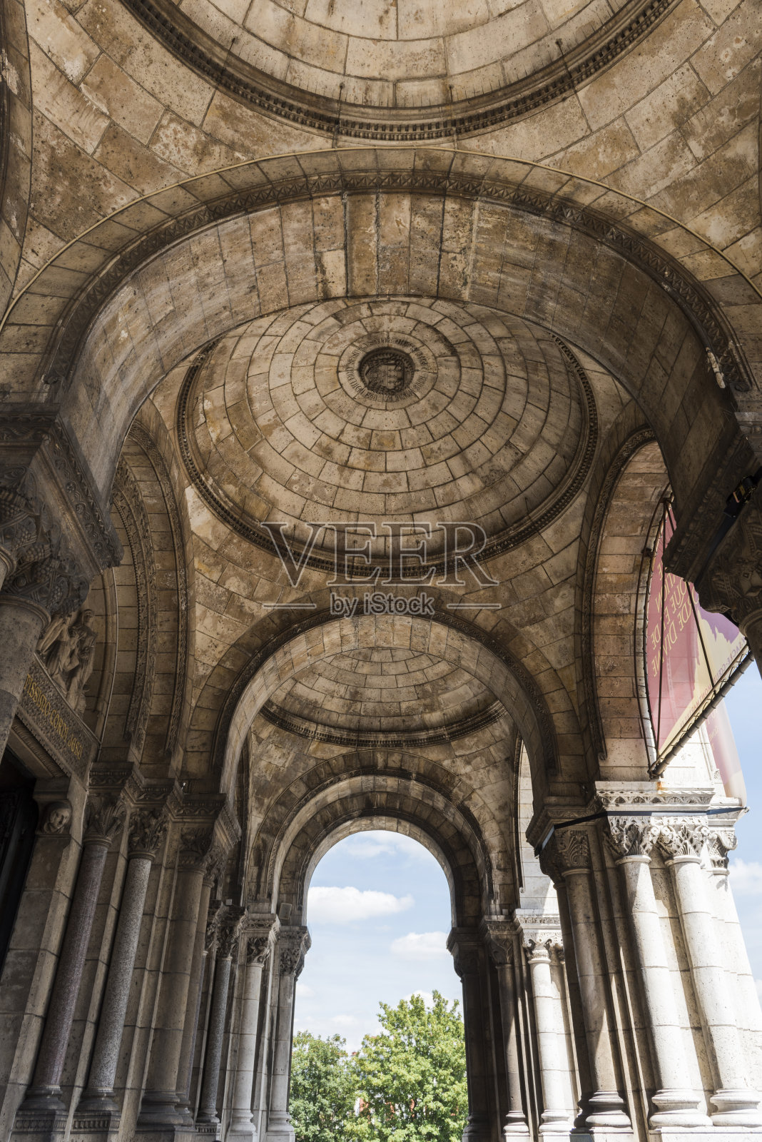 巴黎蒙马特的圣杯大教堂照片摄影图片