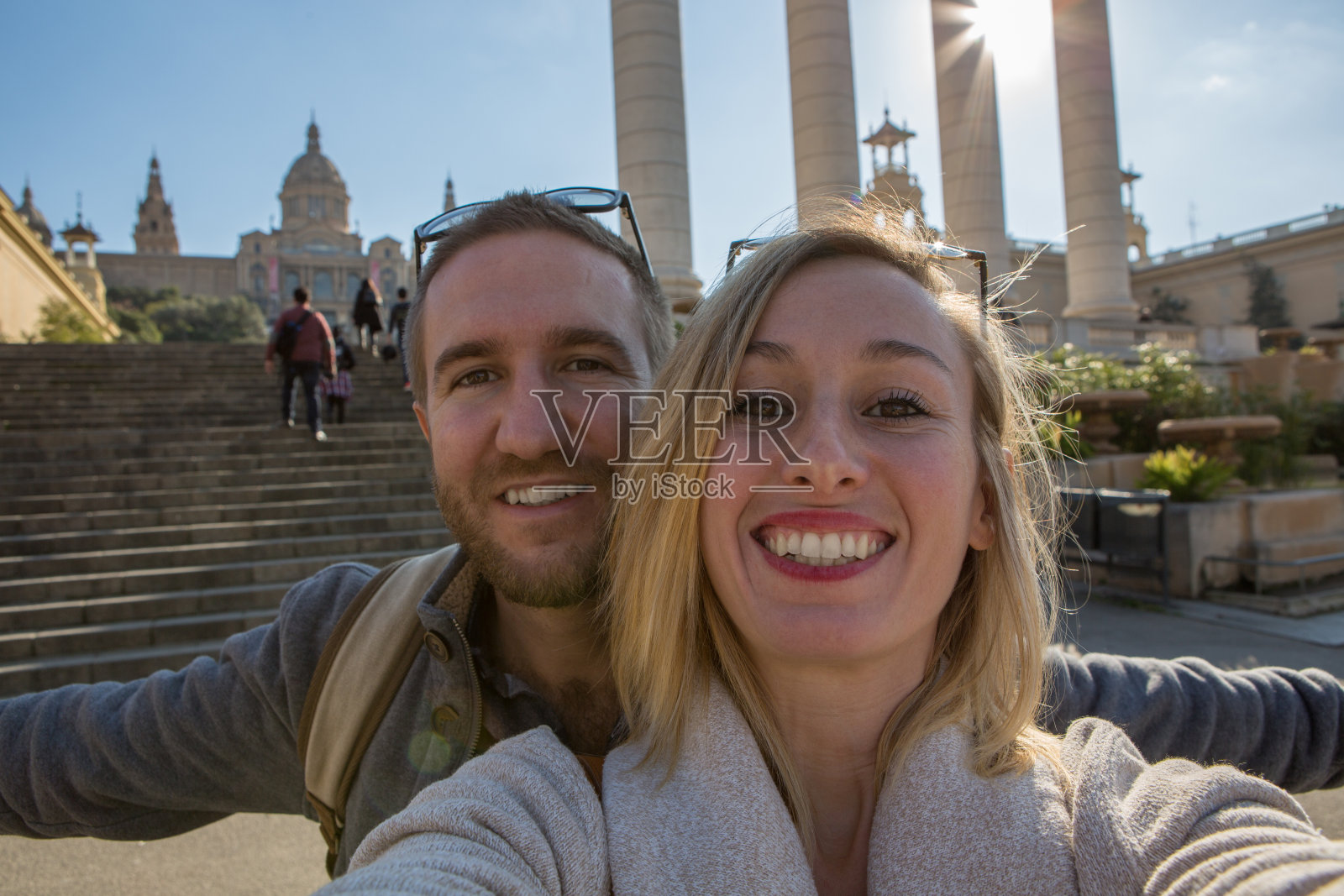 一对年轻夫妇在巴塞罗那自拍照片摄影图片