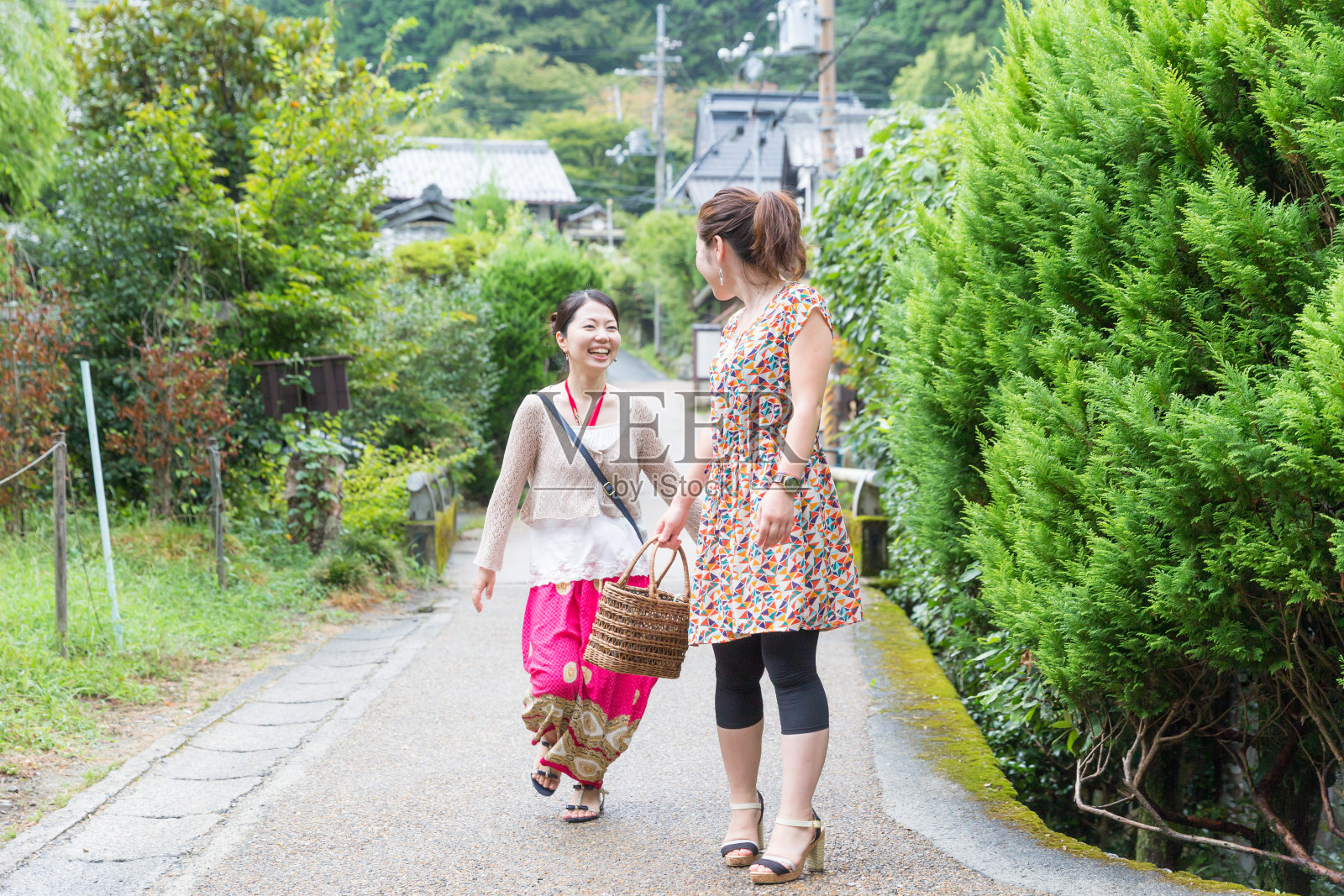 快乐的日本姐妹享受旅游照片摄影图片
