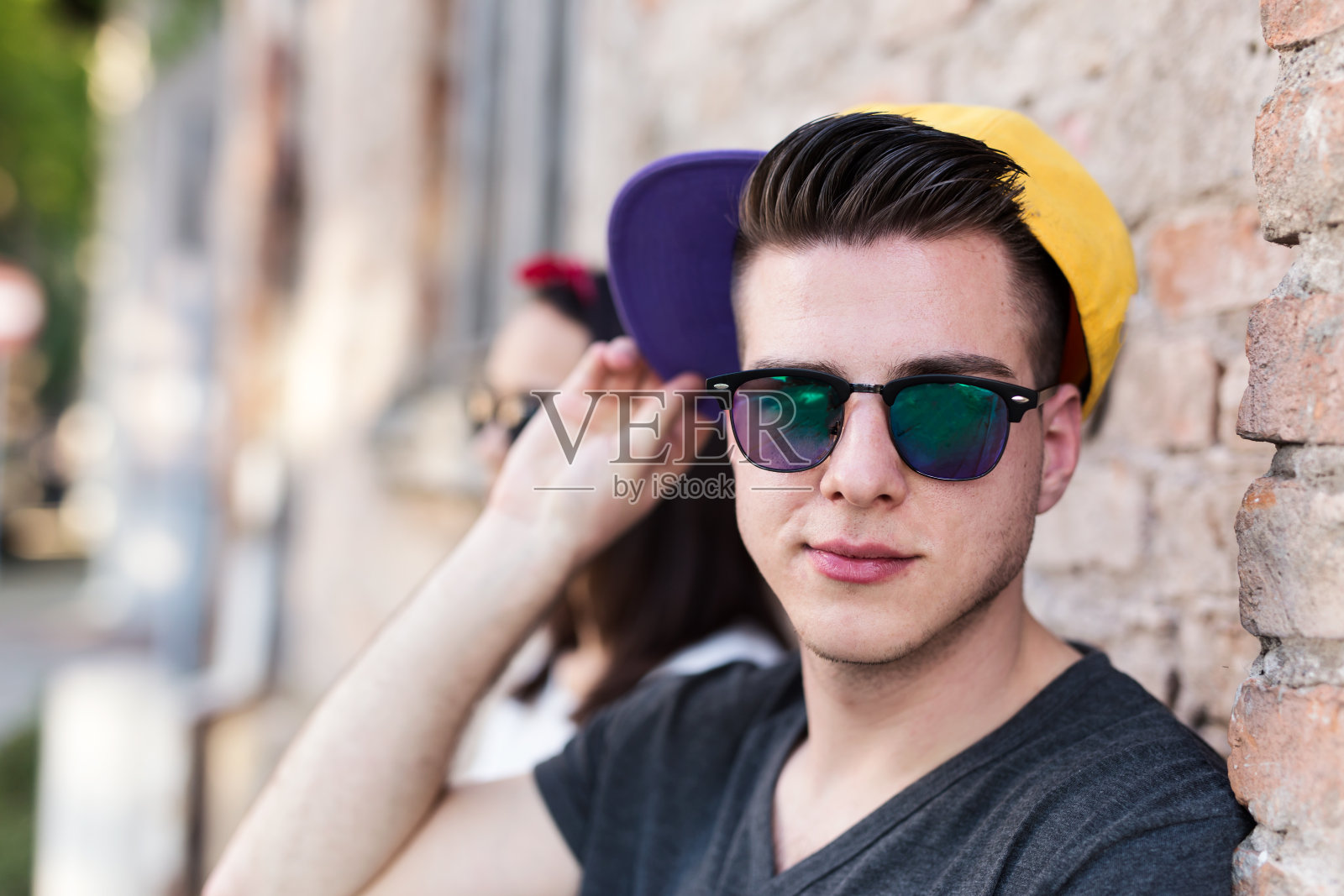 年轻的微笑少年的肖像照片摄影图片