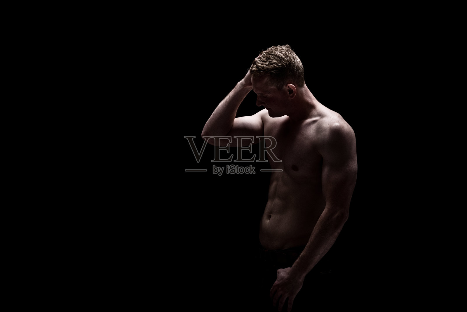 赤裸上身的肌肉男摆姿势照片摄影图片