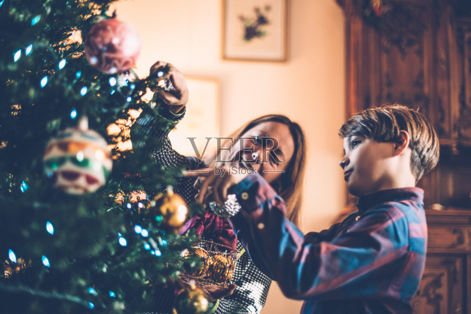 奶奶和孙子一起装饰圣诞树照片摄影图片