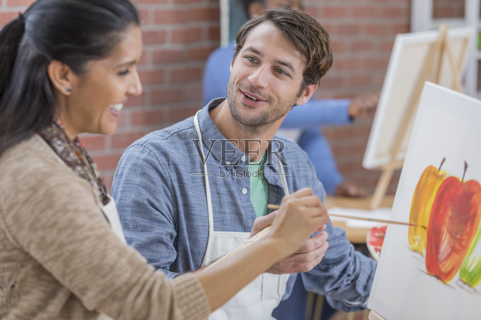 西班牙妇女上美术课照片摄影图片