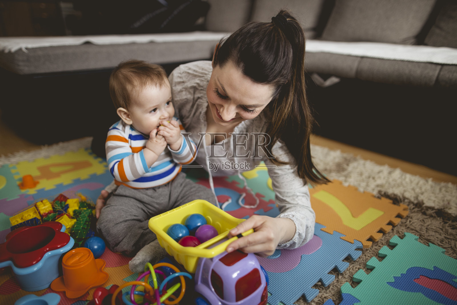 玩妈妈照片摄影图片
