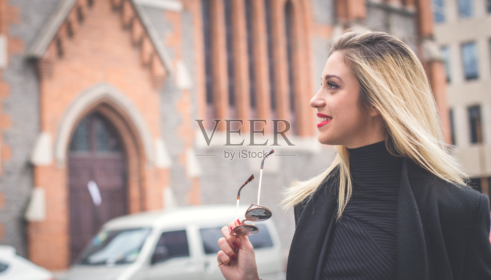 金发女孩在户外照片摄影图片