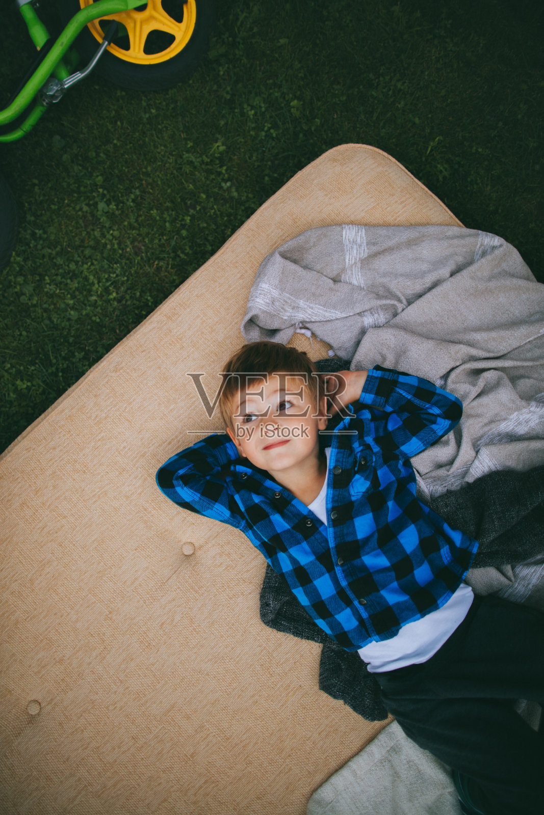 在后院野餐照片摄影图片