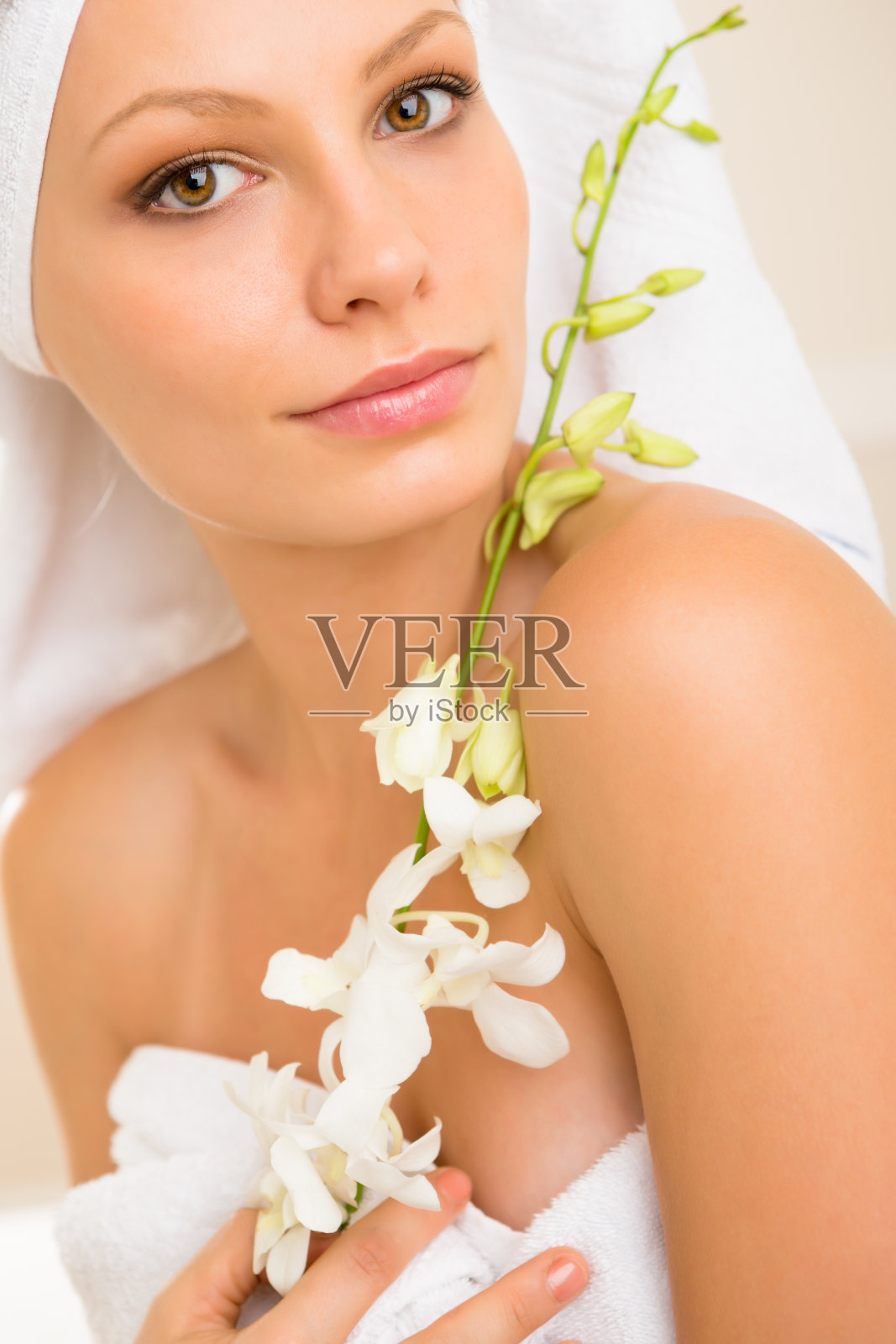 有魅力的女人的肖像捧着兰花在肩上照片摄影图片