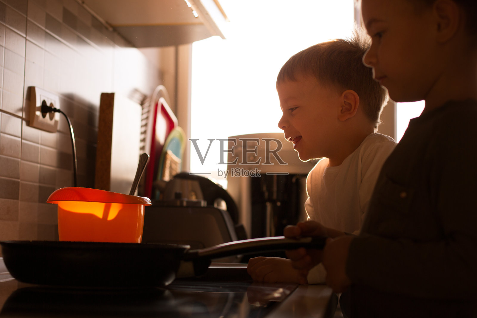 男孩做煎饼照片摄影图片