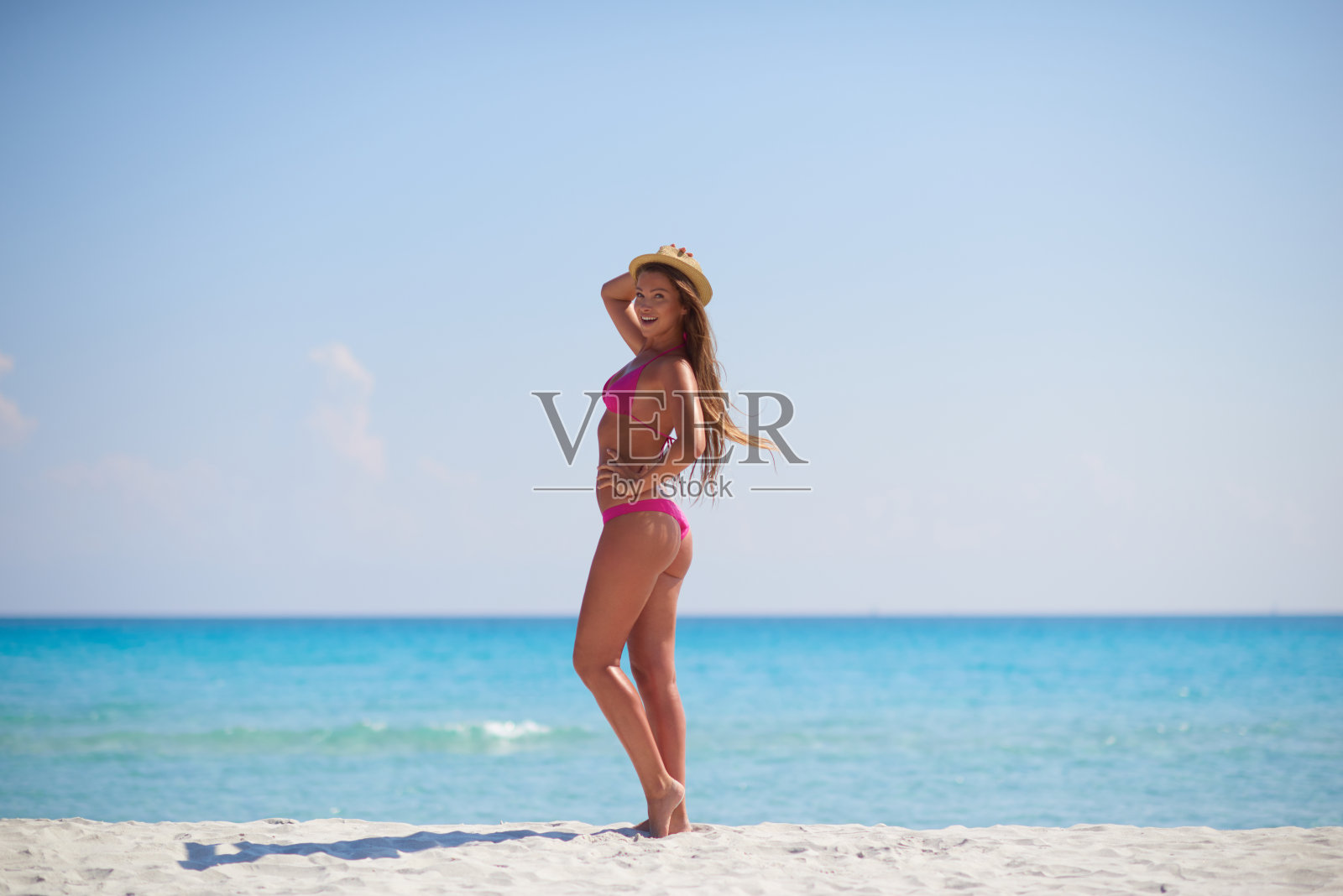 年轻美丽的女人在海上的背景照片摄影图片