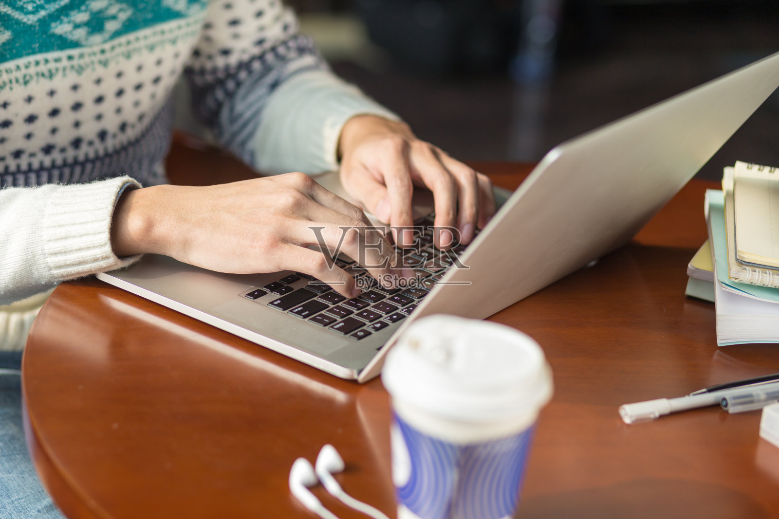 年轻的亚洲人学习用笔记本电脑照片摄影图片