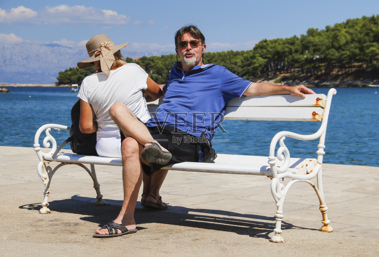 快乐的老年夫妇坐在海边照片摄影图片