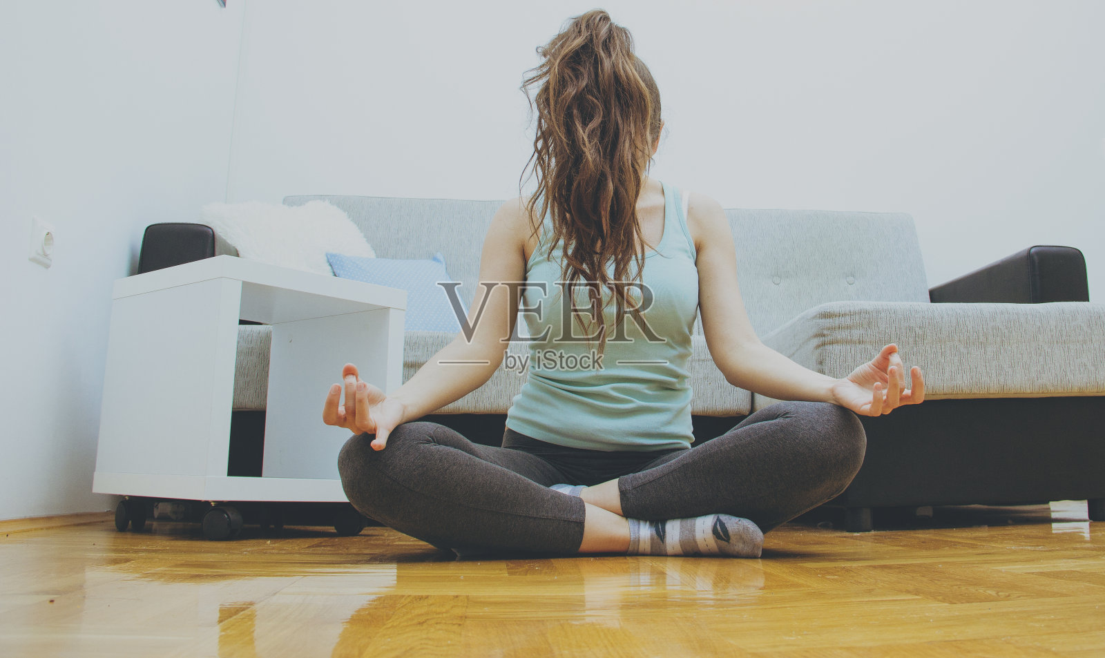 年轻女子在家锻炼照片摄影图片