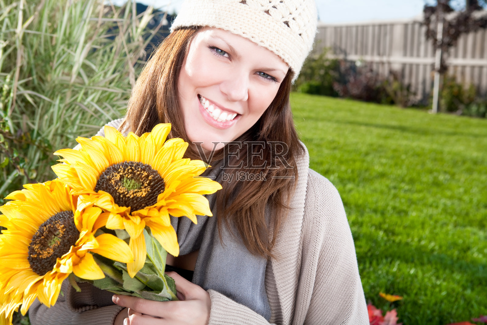 微笑的女人拿着向日葵照片摄影图片