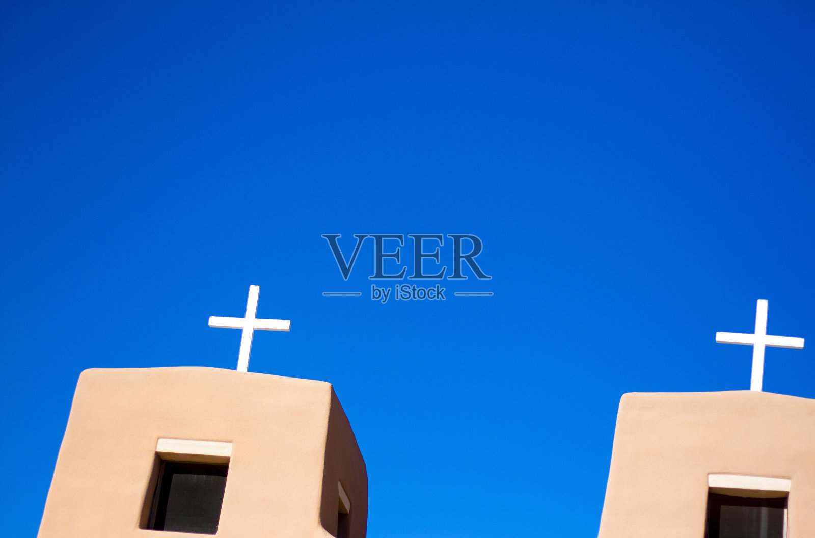 新墨西哥州:南比土坯教堂，蓝天(特写)照片摄影图片