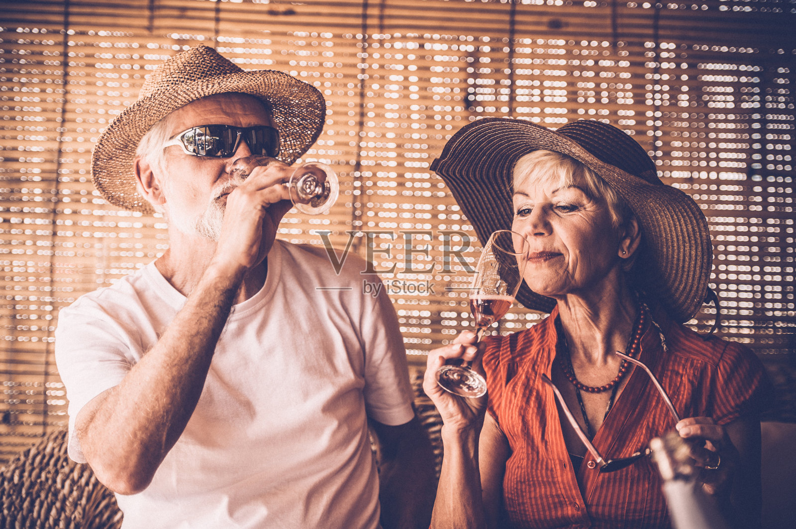 一对老年夫妇正喝着香槟享受夏日假期照片摄影图片