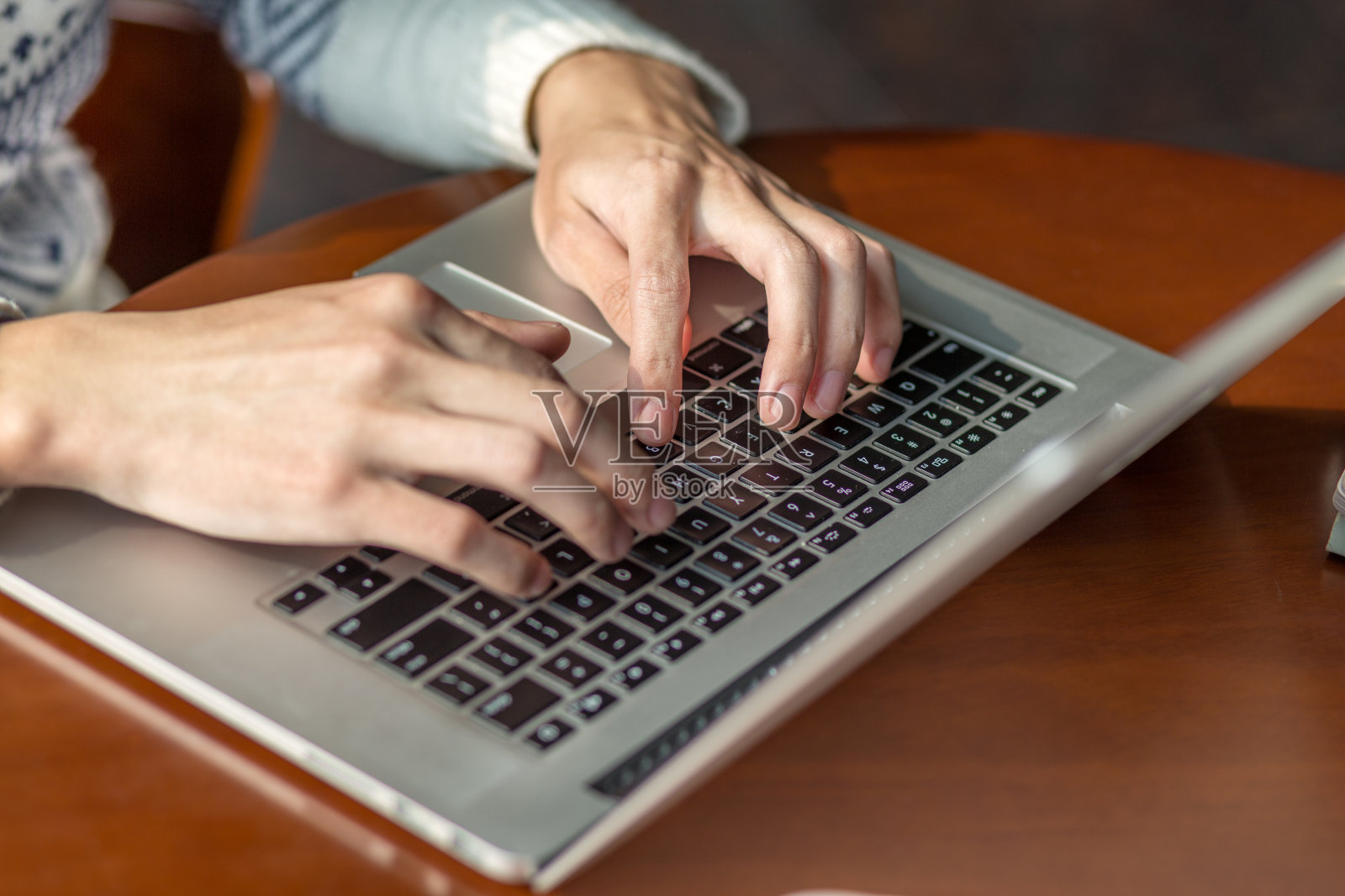 年轻的亚洲人学习用笔记本电脑照片摄影图片