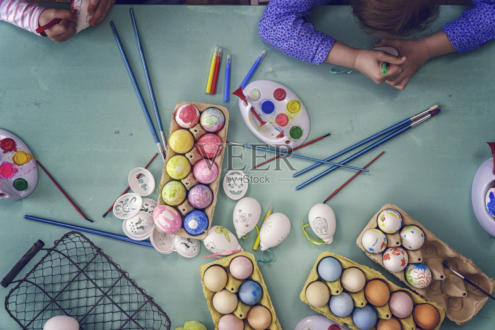 孩子们画复活节彩蛋照片摄影图片