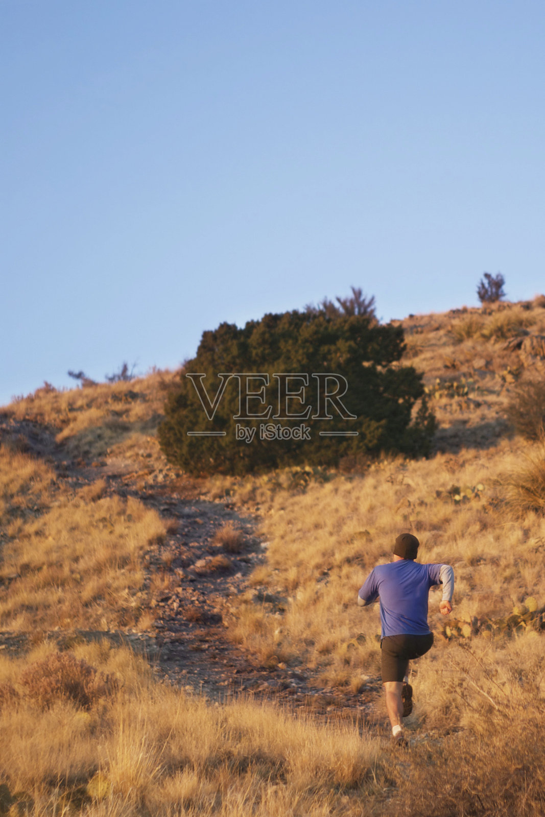 一名登山运动员向日落山进发照片摄影图片