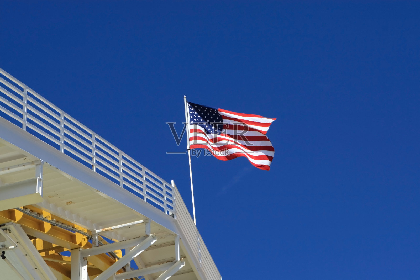 飘扬的美国国旗照片摄影图片