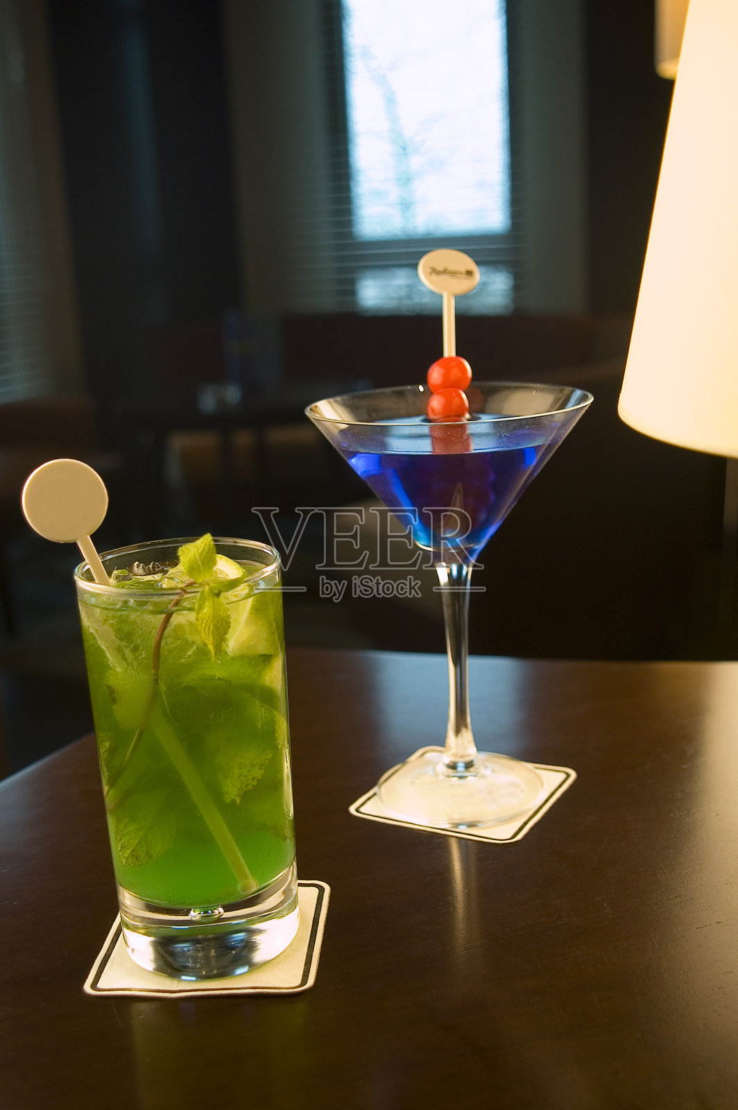 酒吧里的两杯鸡尾酒照片摄影图片