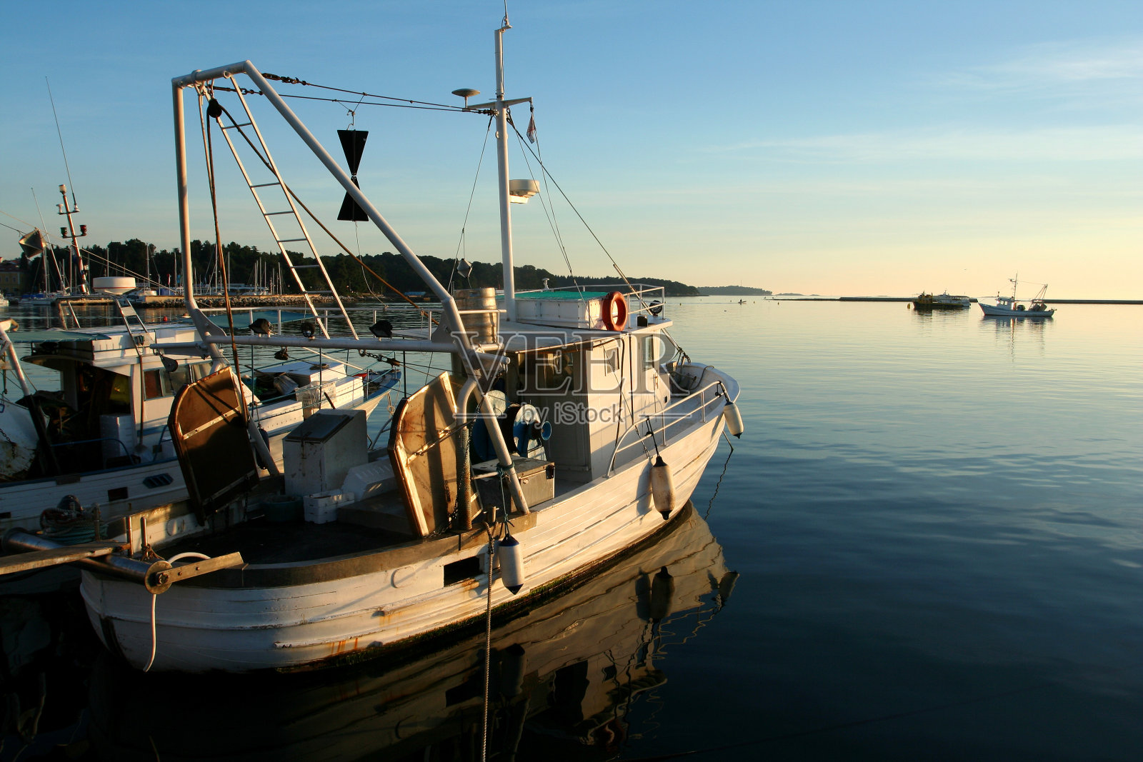 停泊在港口的船只照片摄影图片