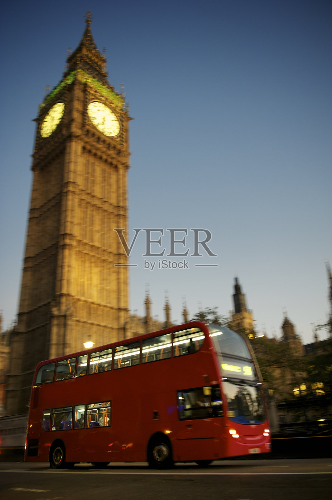 红色双层巴士驶过伦敦大本钟照片摄影图片