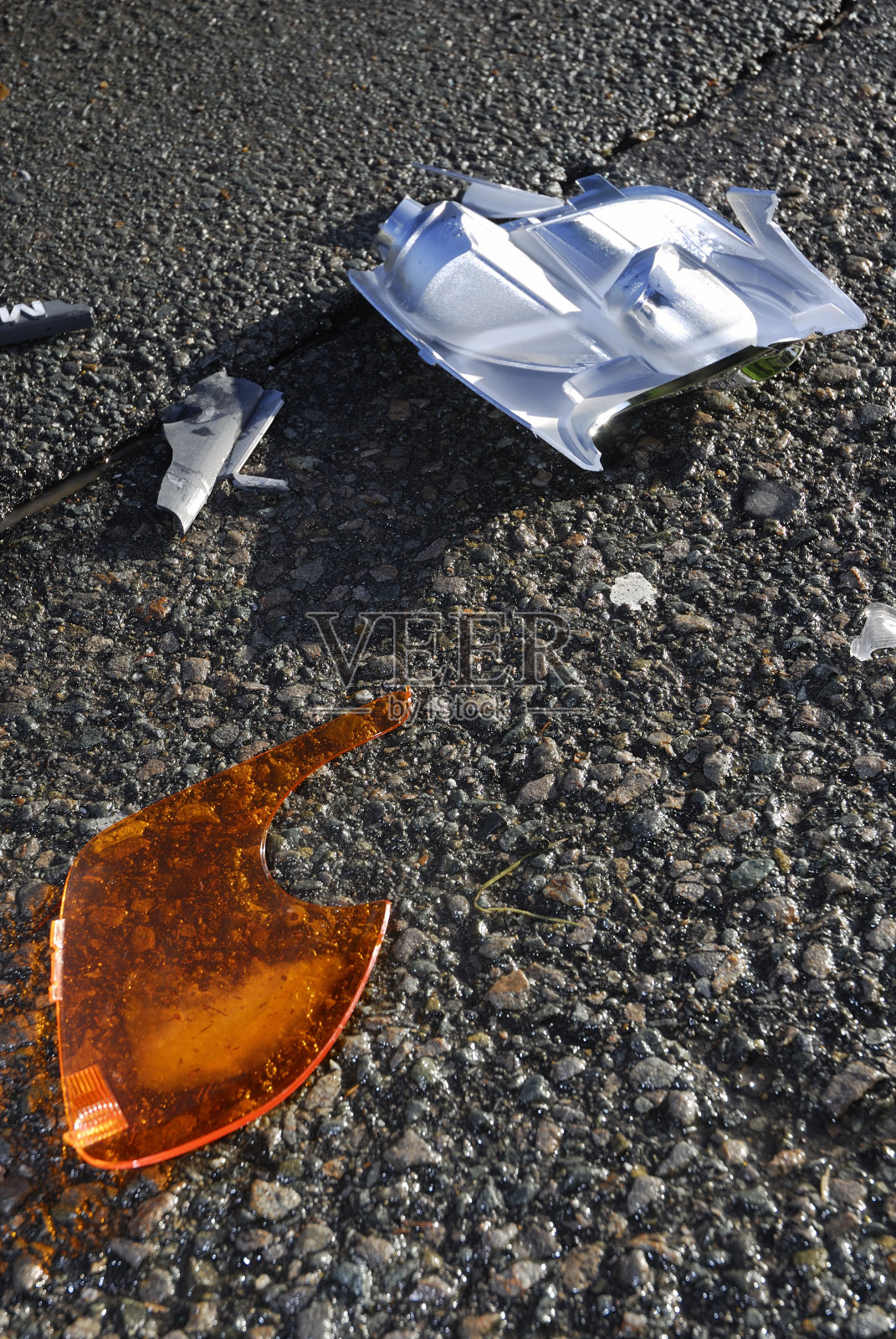 汽车碰撞的后果-破碎的碎片照片摄影图片