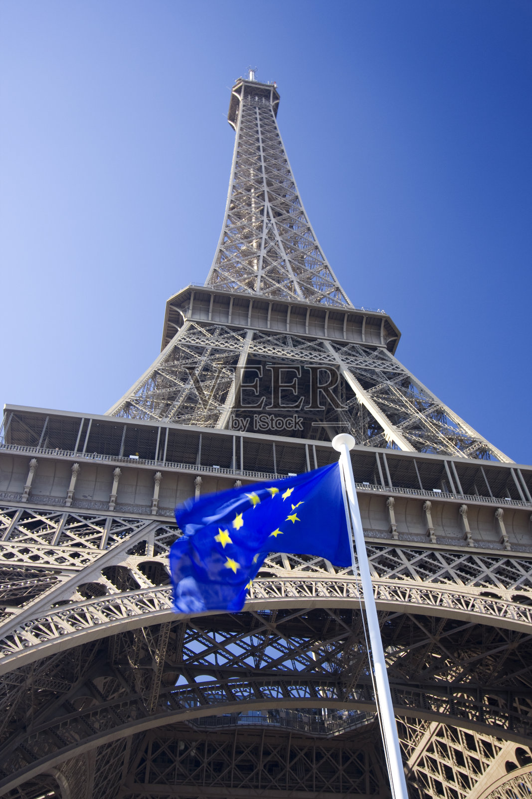 带有欧盟旗帜的埃菲尔铁塔照片摄影图片