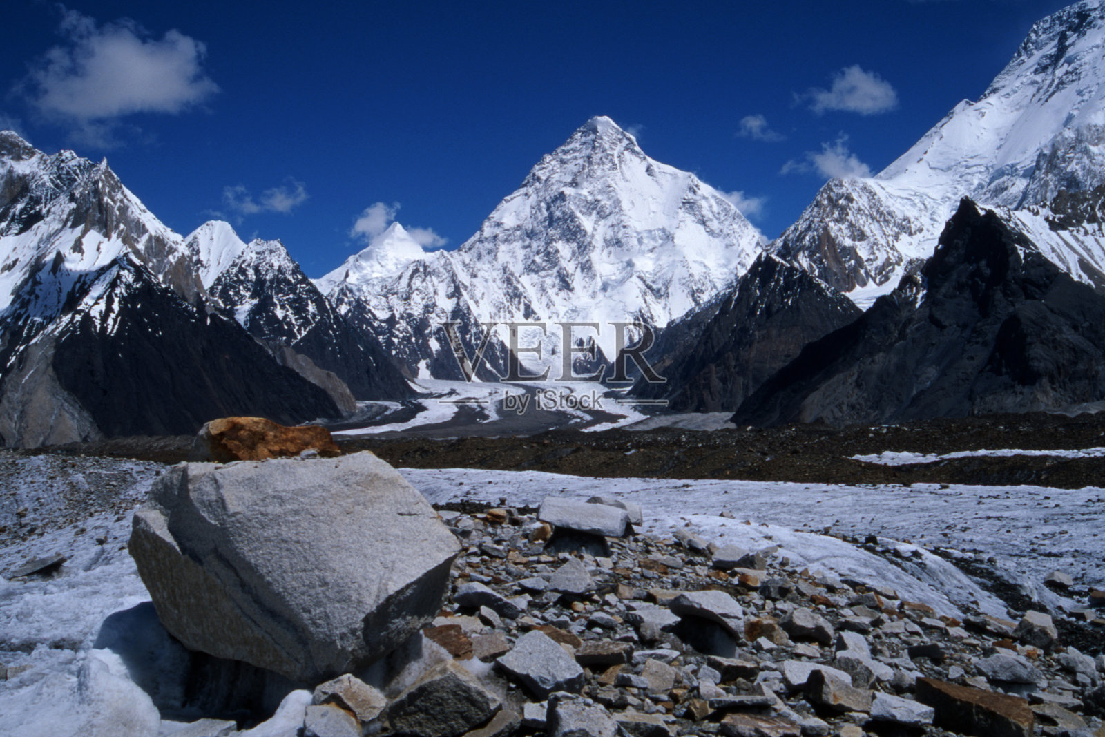 喀喇昆仑山脉的K2照片摄影图片