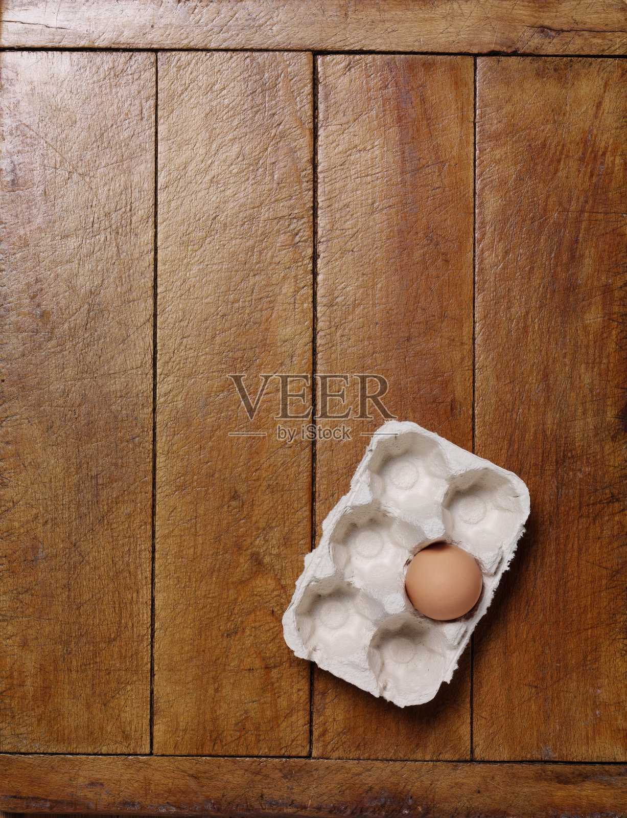 盒子里的一个鸡蛋照片摄影图片