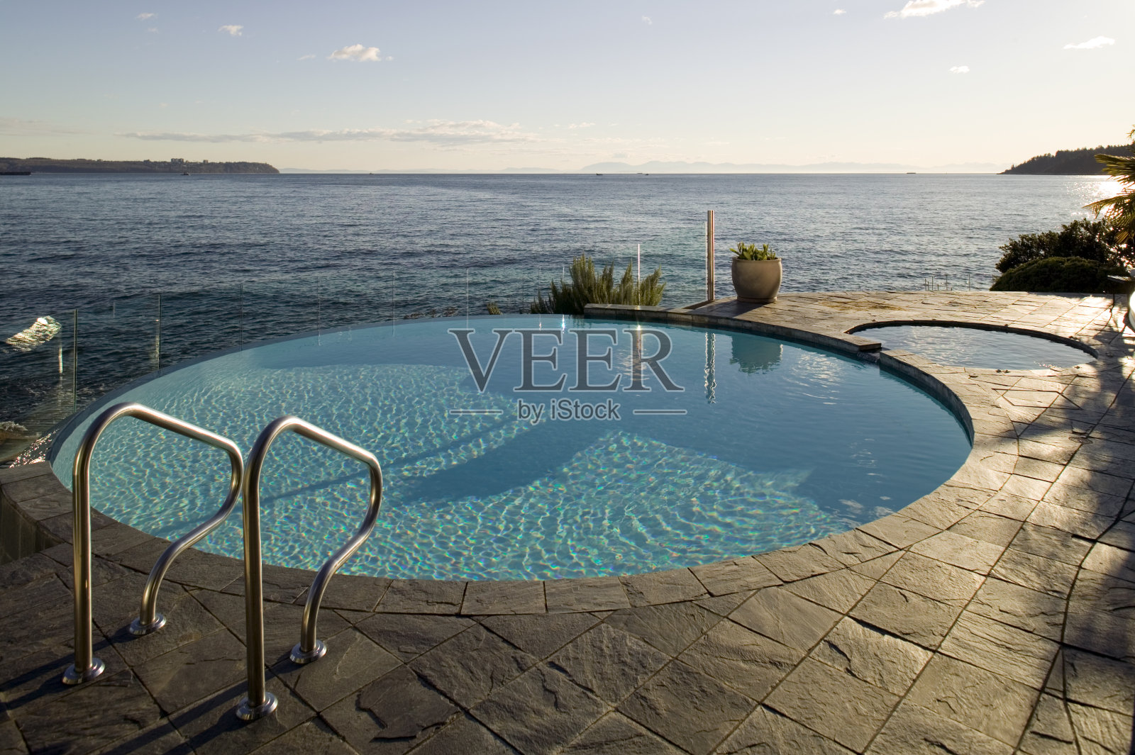 私家泳池滨水豪宅照片摄影图片