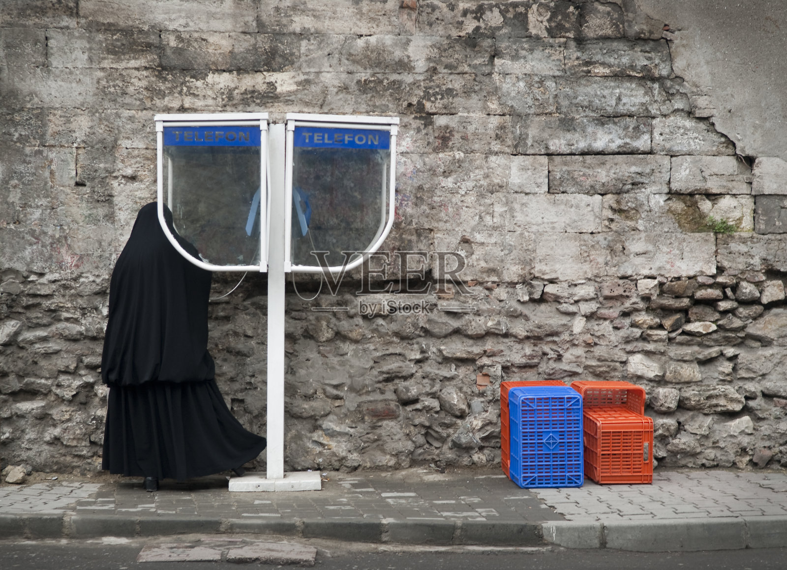 穆斯林妇女打电话照片摄影图片