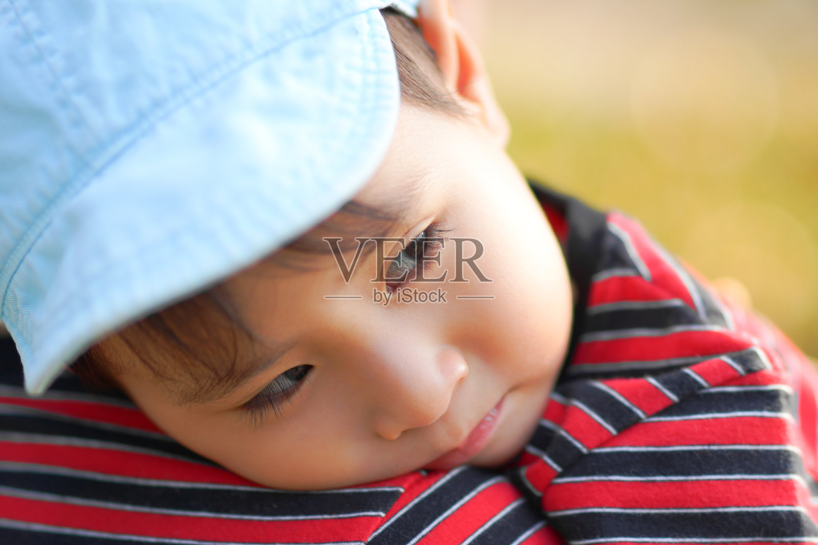 可爱的小男孩照片摄影图片