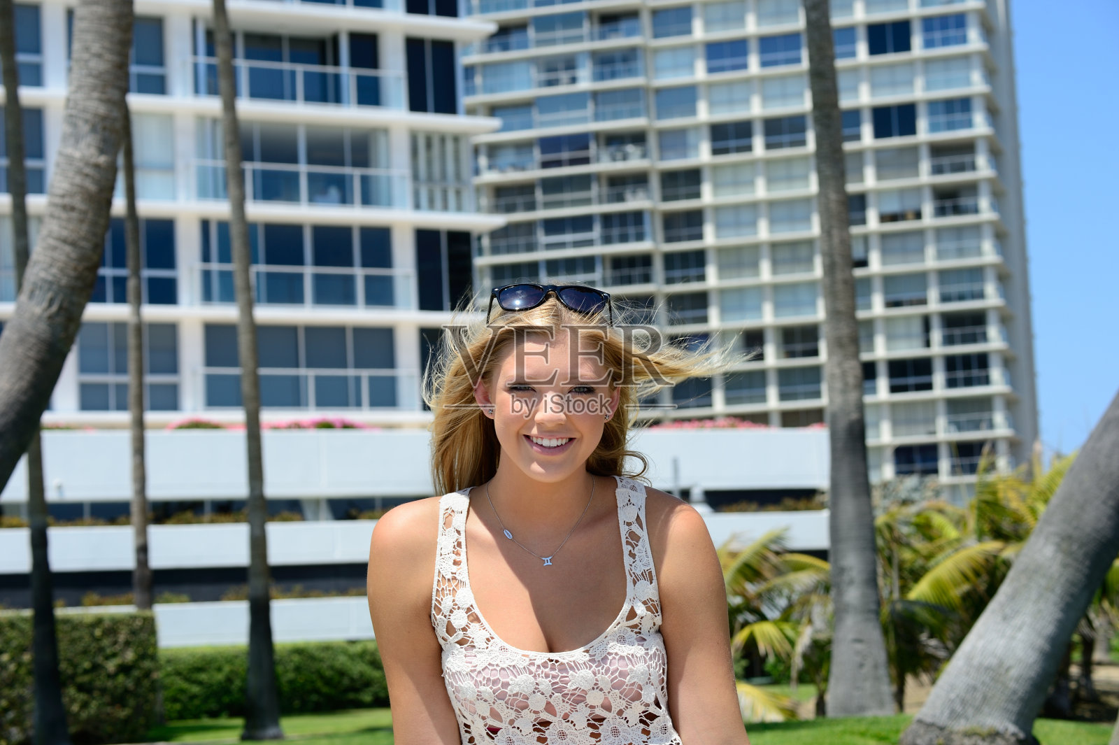 享受阳光的年轻女子照片摄影图片