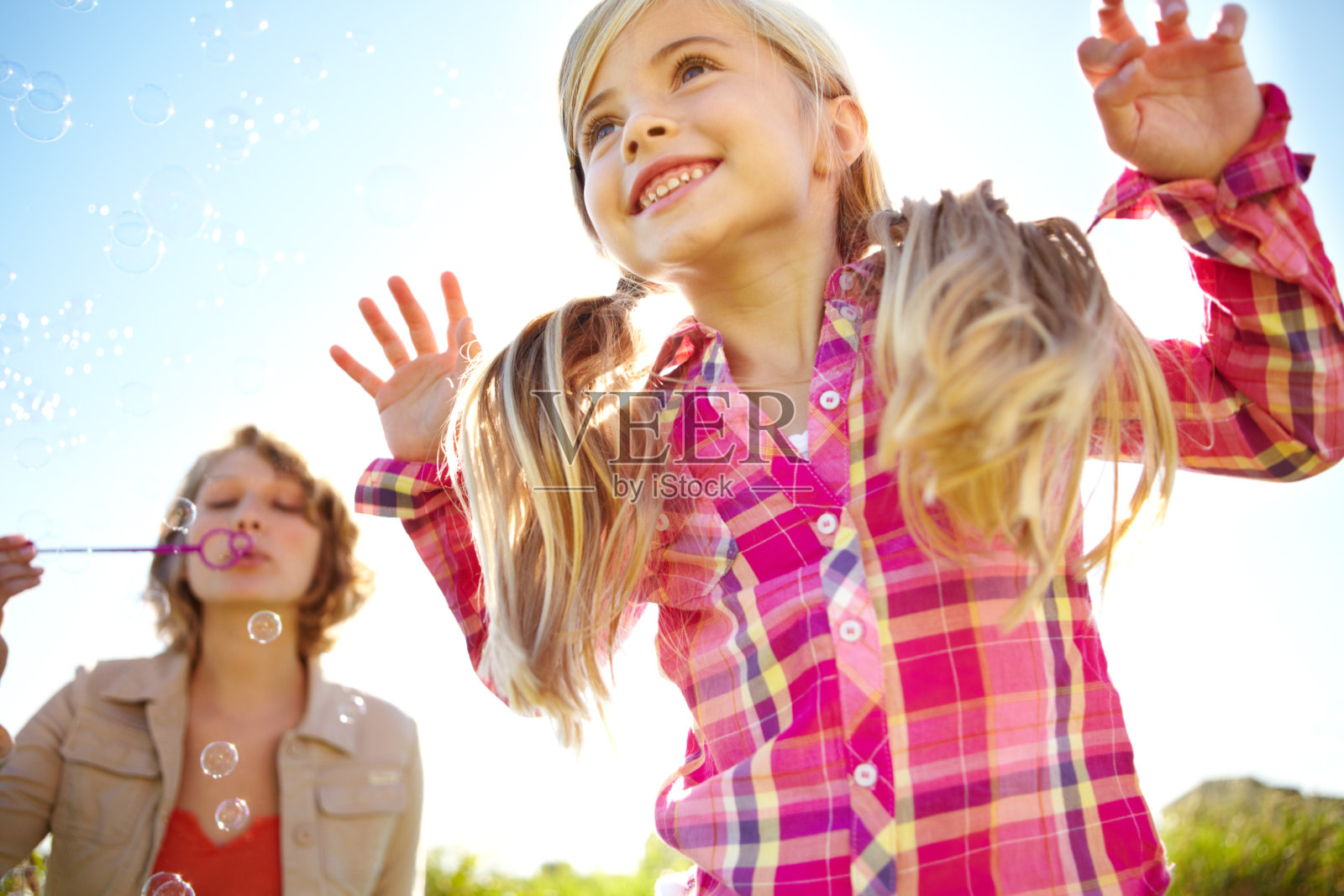 在一个阳光明媚的日子里，肥皂有趣!照片摄影图片