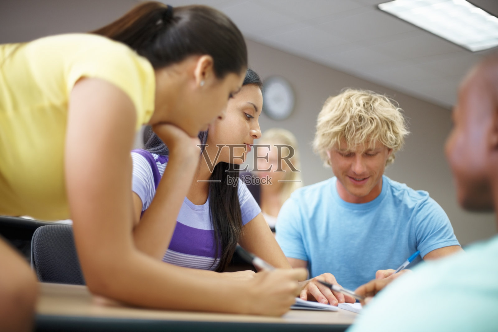 年轻的大学朋友一起在教室里学习照片摄影图片