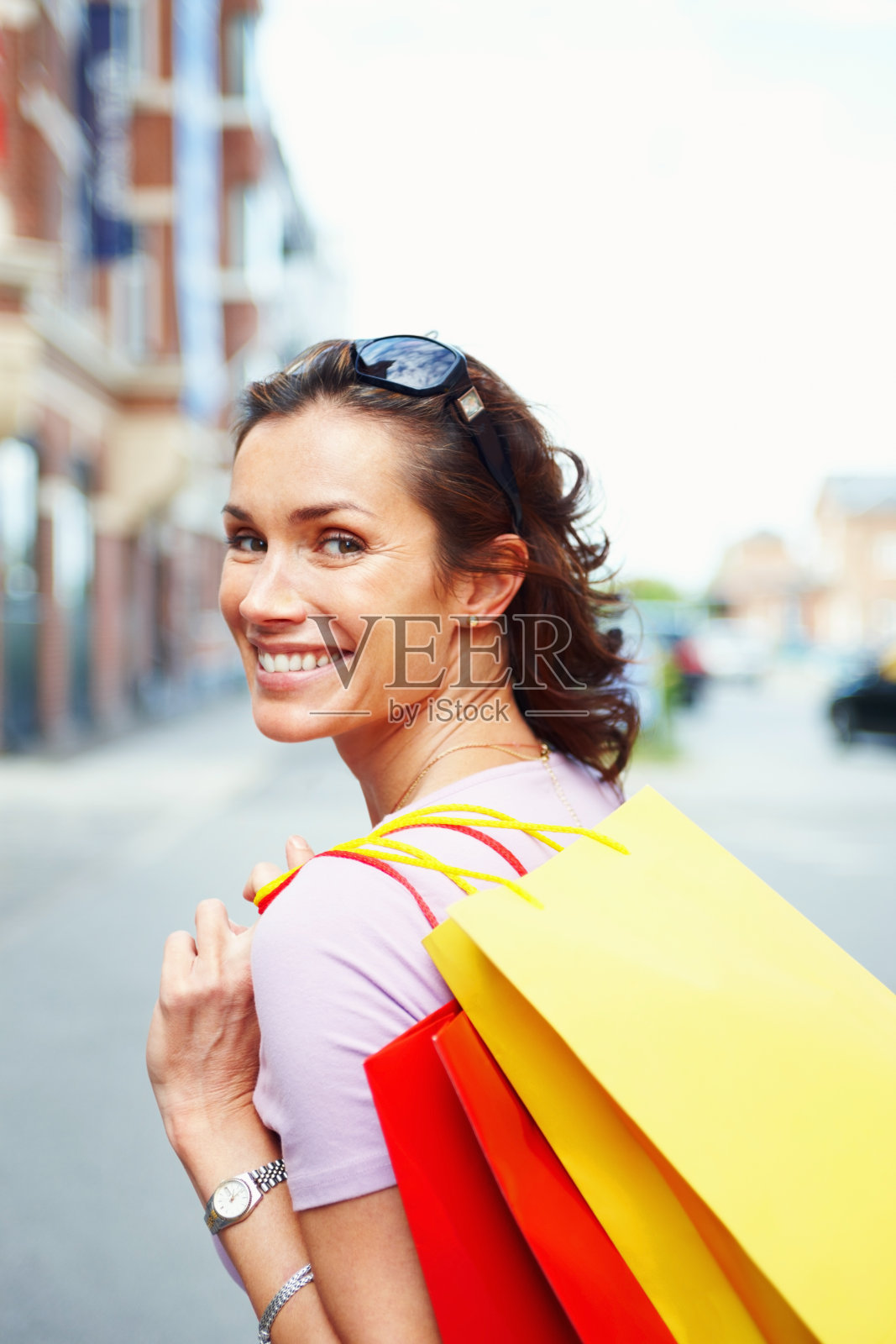 在镇上微笑的购物者照片摄影图片