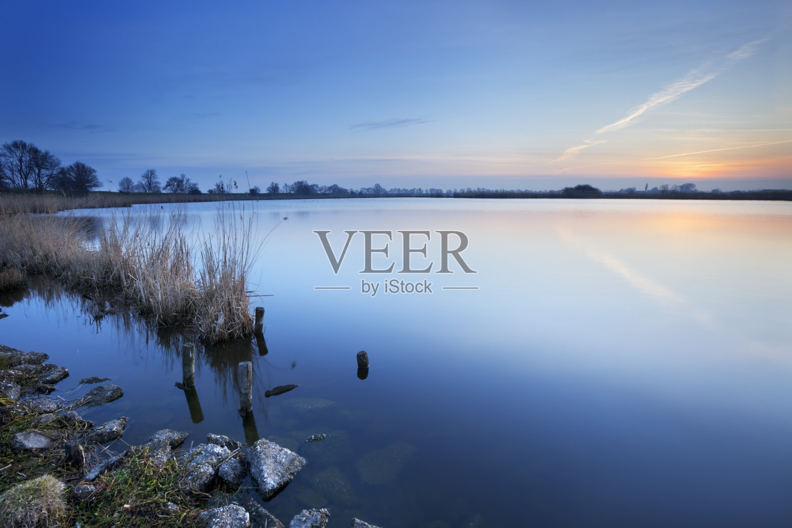 黎明时分，荷兰梅登宁静的湖面照片摄影图片