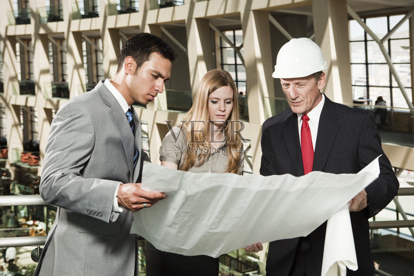 男人和女人与建筑工人照片摄影图片