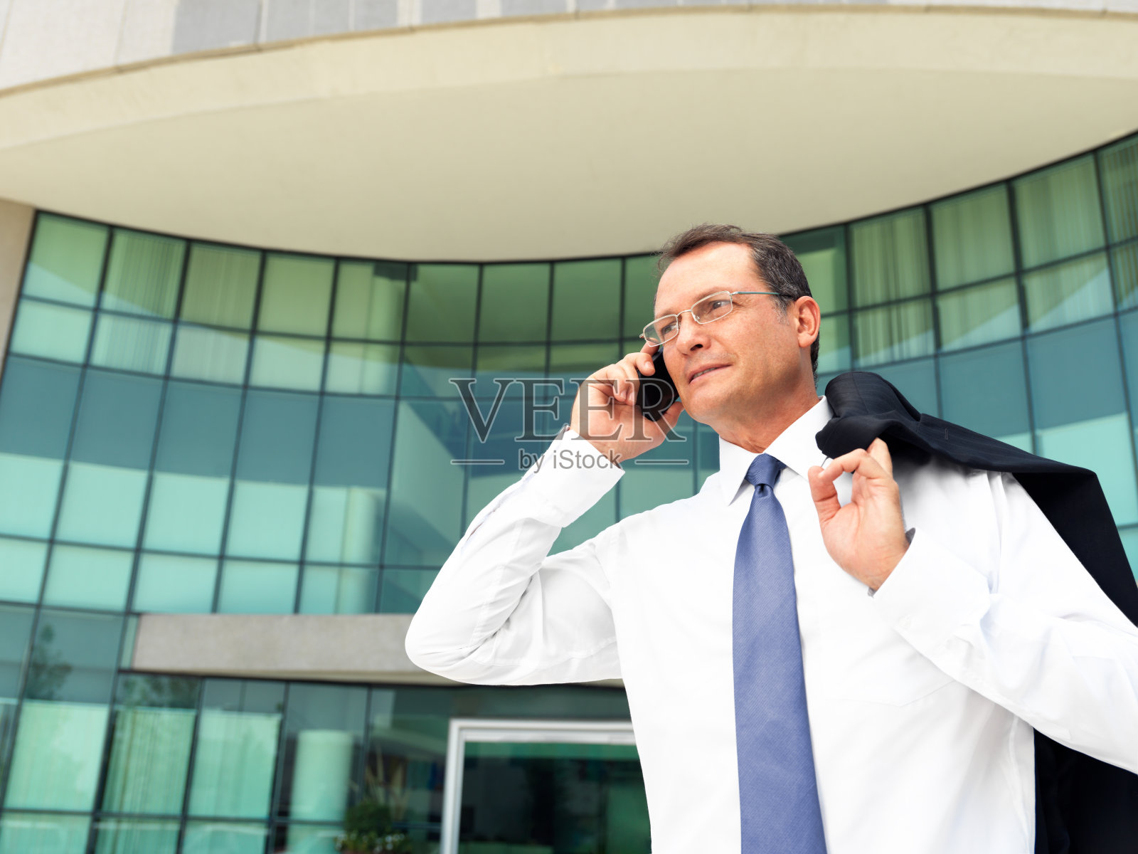 一个商人在打电话照片摄影图片