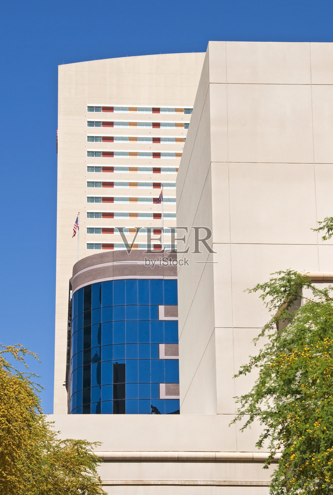 凤凰城市中心有三座建筑照片摄影图片