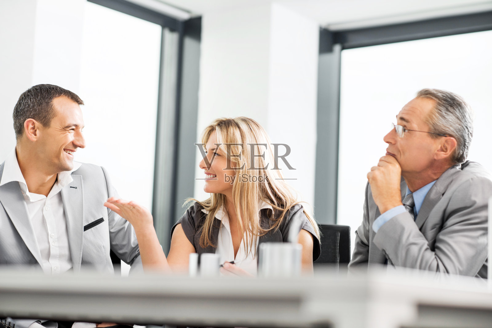 商务人士在开会。照片摄影图片