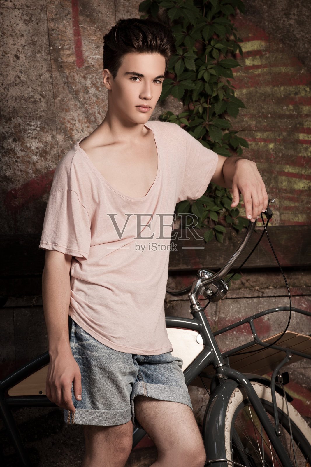 一个年轻人的肖像照片摄影图片