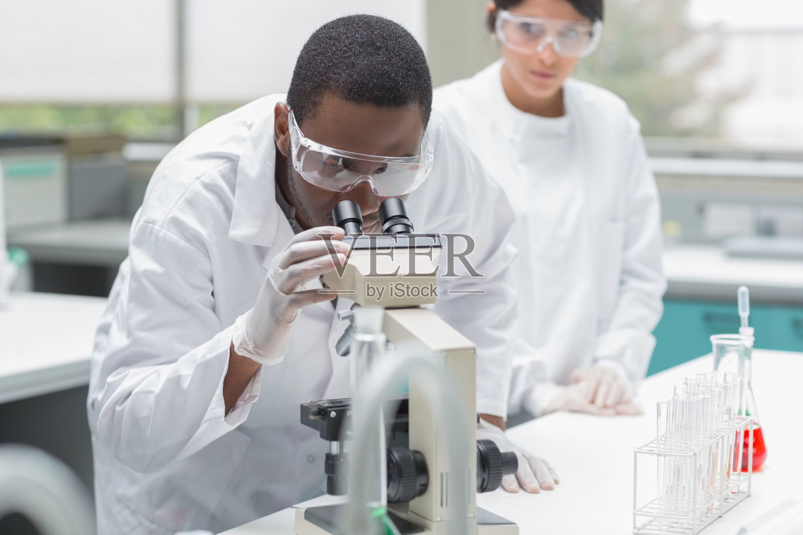 学生通过显微镜观察照片摄影图片