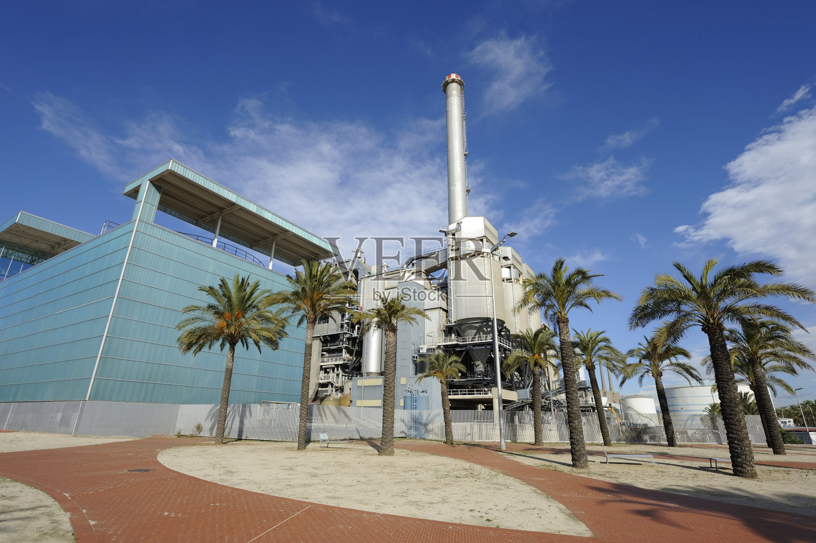 巴塞罗那的工厂和棕榈树照片摄影图片