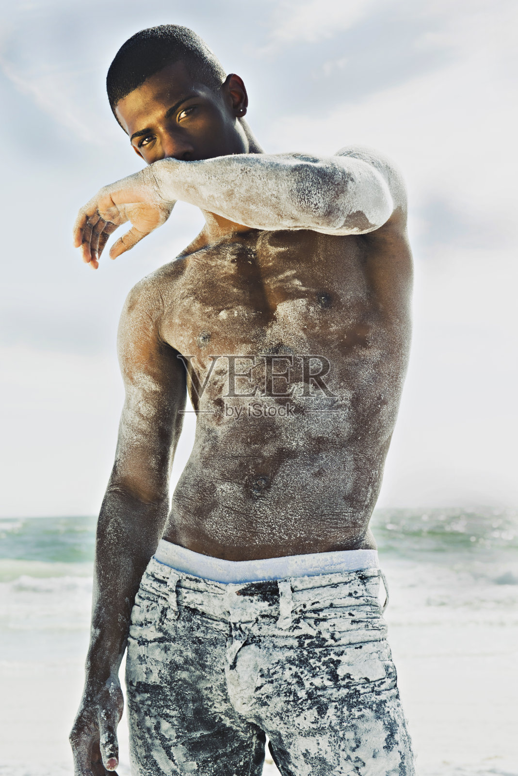 海滩上的男人照片摄影图片