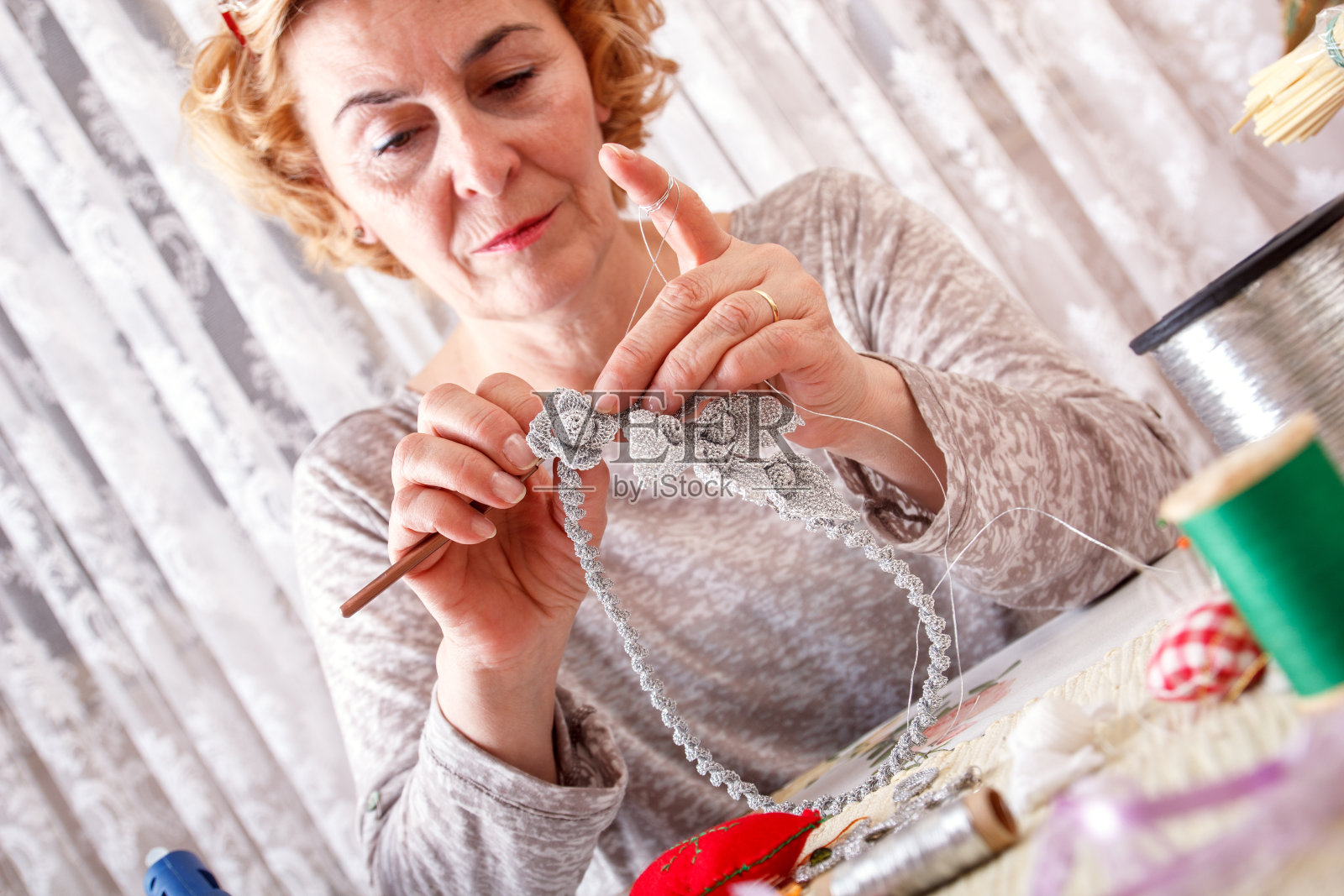 高级女性编织首饰照片摄影图片